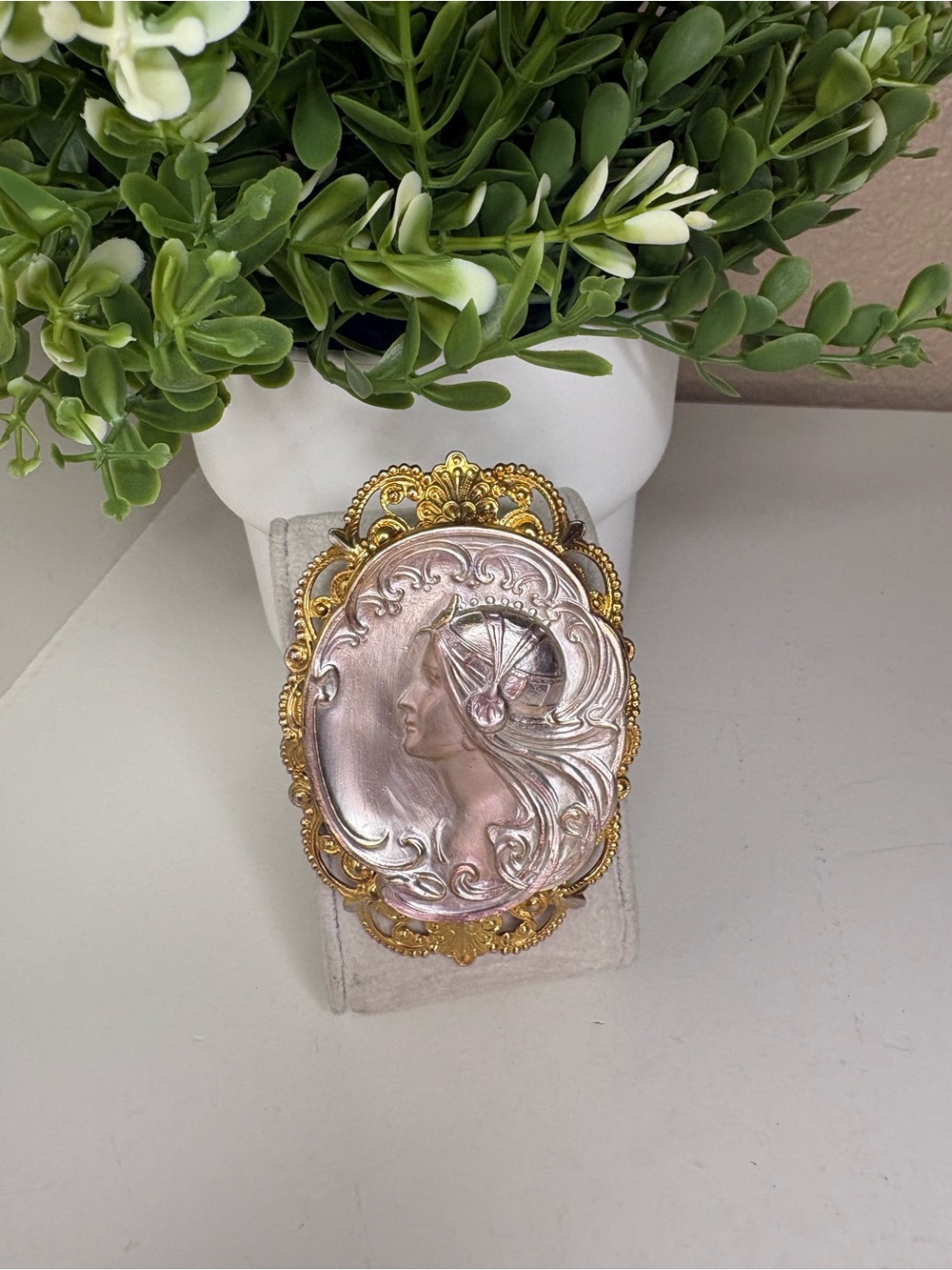 Vintage Art Nouveau Revival Gold Tone Filigree Cameo Brooch Pin Pearlescent Lady - Picture 4 of 11